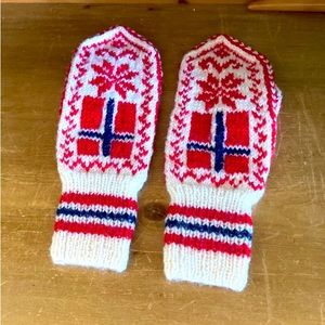 NWOT Hand Knit Norwegian Wool Mittens